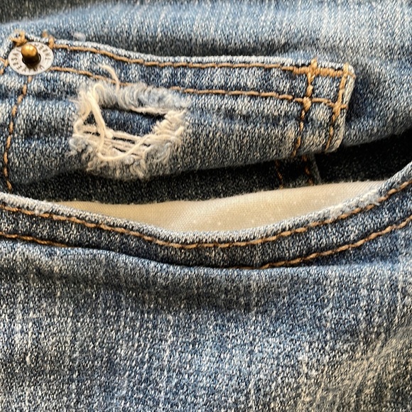 Universal Thread Boyfriend Short Mid Rise -Rips & Holes cuffed- size 14/32R - Picture 7 of 14